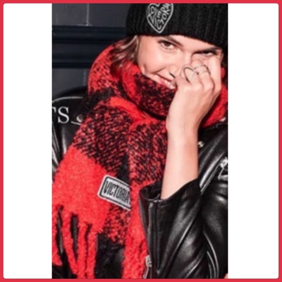NWOT HP Victoria’s Secret red/black buffalo plaid blanket Scarf - Picture 1 of 5